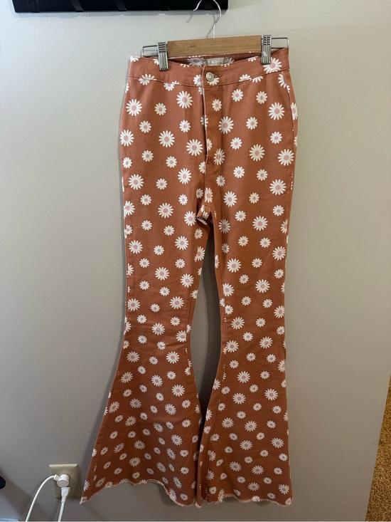 Altar'd State Pants - Altard State XS Floral Flared Pants - Rust with White Daisies